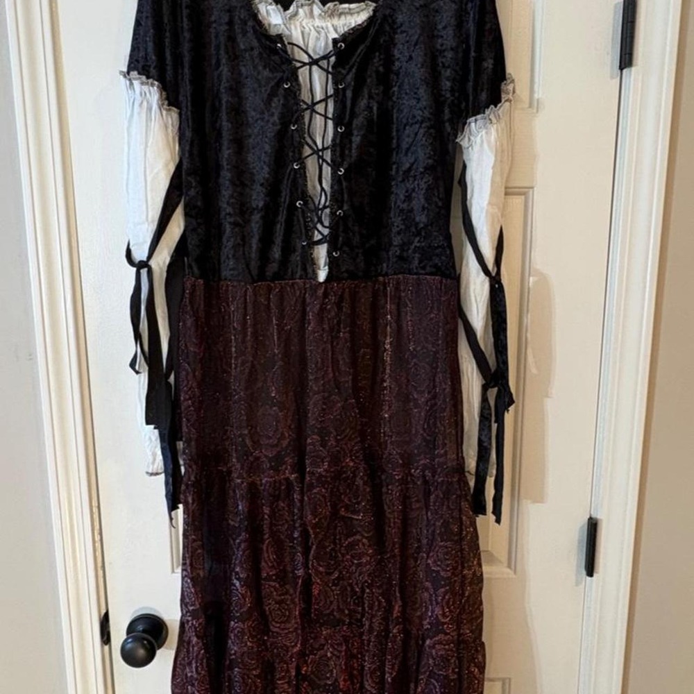 Fun World Medieval Gothic Renaissance Dress Black Burgundy Plus 12-14 RN 88490
